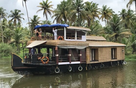 Lakes-and-Lagoons-House-Boat-Alleppey-3-1-555x360.jpg