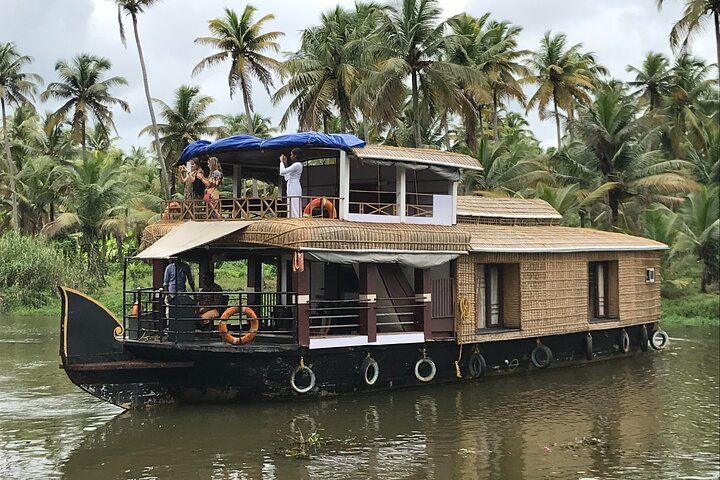 Lakes-and-Lagoons-House-Boat-Alleppey-3.jpg
