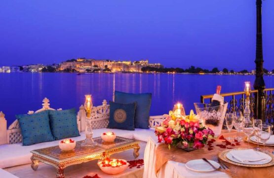 A-beautifully-arranged-table-for-a-romantic-dinner-featuring-candles-and-flowers-with-a-view-of-the-lake-at-Jag-Mandir-India-555x360.jpg