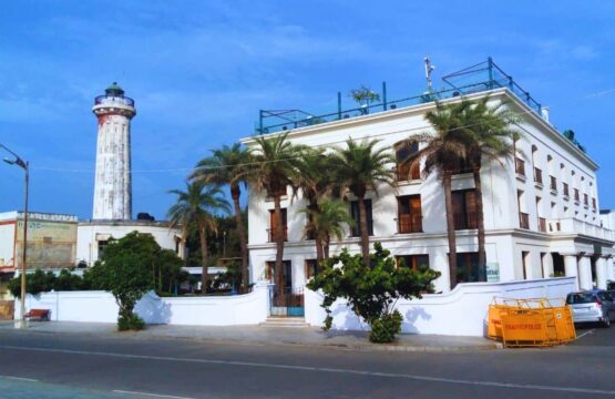 A-white-building-with-a-prominent-lighthouse-representing-Pondicherrys-unique-coastal-landscape-555x360.jpg