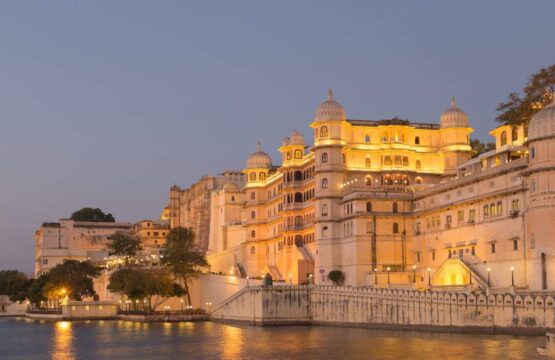 Dusk-view-of-the-Palace-of-Udaipur-highlighting-its-majestic-structure-and-reflections-on-the-water-in-Udaipur-India-555x360.jpg