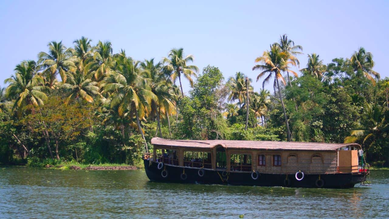 Kettuvallam-Cruise-%E2%80%93-Keralas-Timeless-Backwater-Voyage-4.jpg