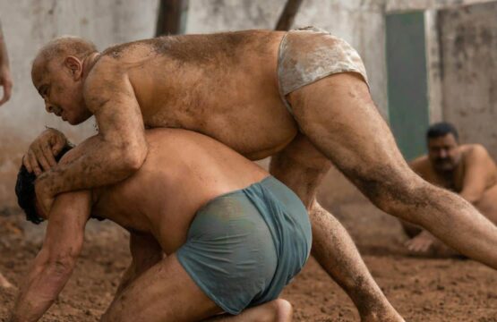 Men-wrestling-in-the-dirt-during-a-kushti-match-highlighting-the-cultural-sport-of-Varanasi-555x360.jpg