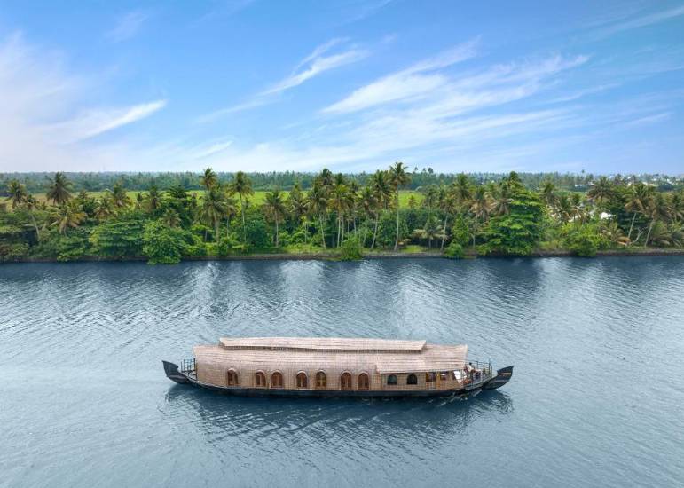 Kumarakom-Lake-Resort-Houseboats-1-1.jpg