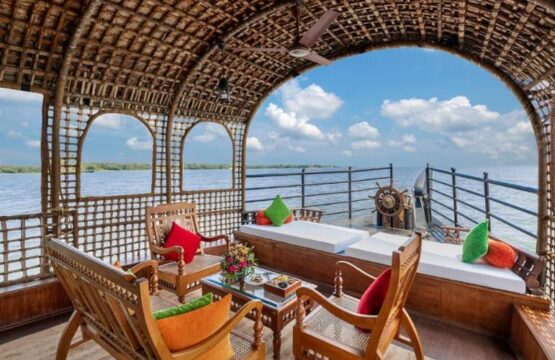 Kumarakom-Lake-Resort-Houseboats-1-3.jpg