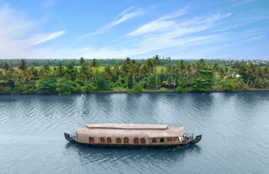 Kumarakom-Lake-Resort-Houseboats-1-4.jpg