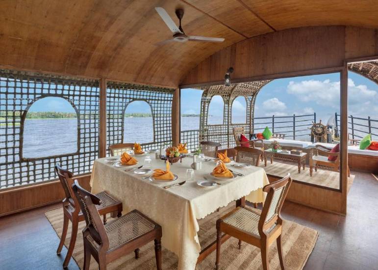 Kumarakom-Lake-Resort-Houseboats-1.jpg