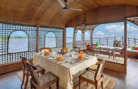 Kumarakom-Lake-Resort-Houseboats-2-1.jpg
