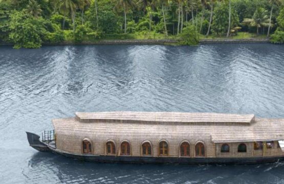 Kumarakom-Lake-Resort-Houseboats-4-1.jpg