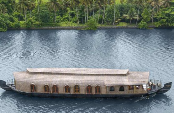 Kumarakom-Lake-Resort-Houseboats-555x360.jpg