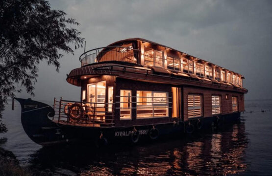 Premium-Kerala-Houseboat2-2.jpg