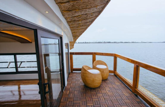 Premium-Kerala-Houseboat3-1.jpg