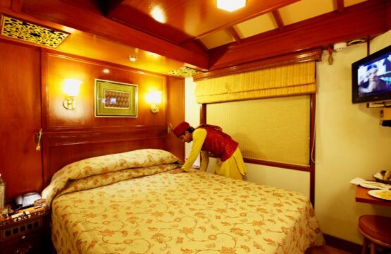 Indian-Maharaja-Express-%E2%80%93-Deluxe-Cabin-7-2-555x360.jpg