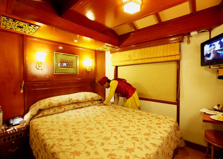 Indian-Maharaja-Express-%E2%80%93-Deluxe-Cabin-7-3.jpg