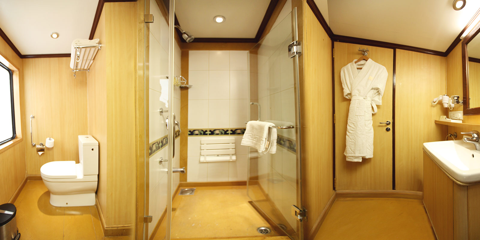 Indian-Maharaja-Express-%E2%80%93-Deluxe-Cabin6.jpg