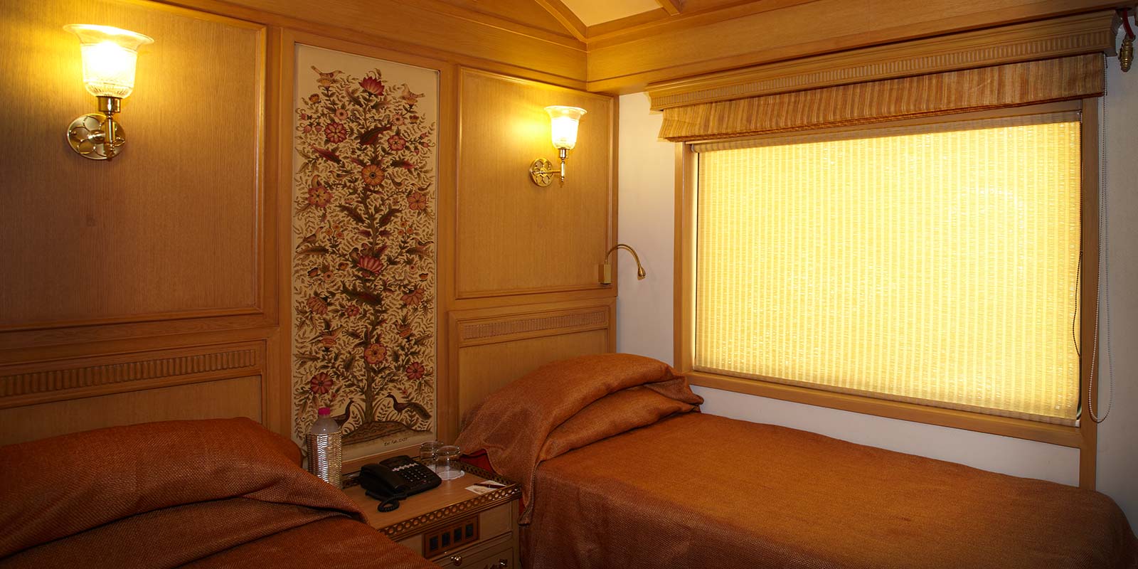 Indian-Maharaja-Express-%E2%80%93-Deluxe-Cabin7.jpg