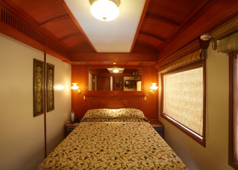 Indian-Maharaja-Express-%E2%80%93-Junior-Suite-3.jpg