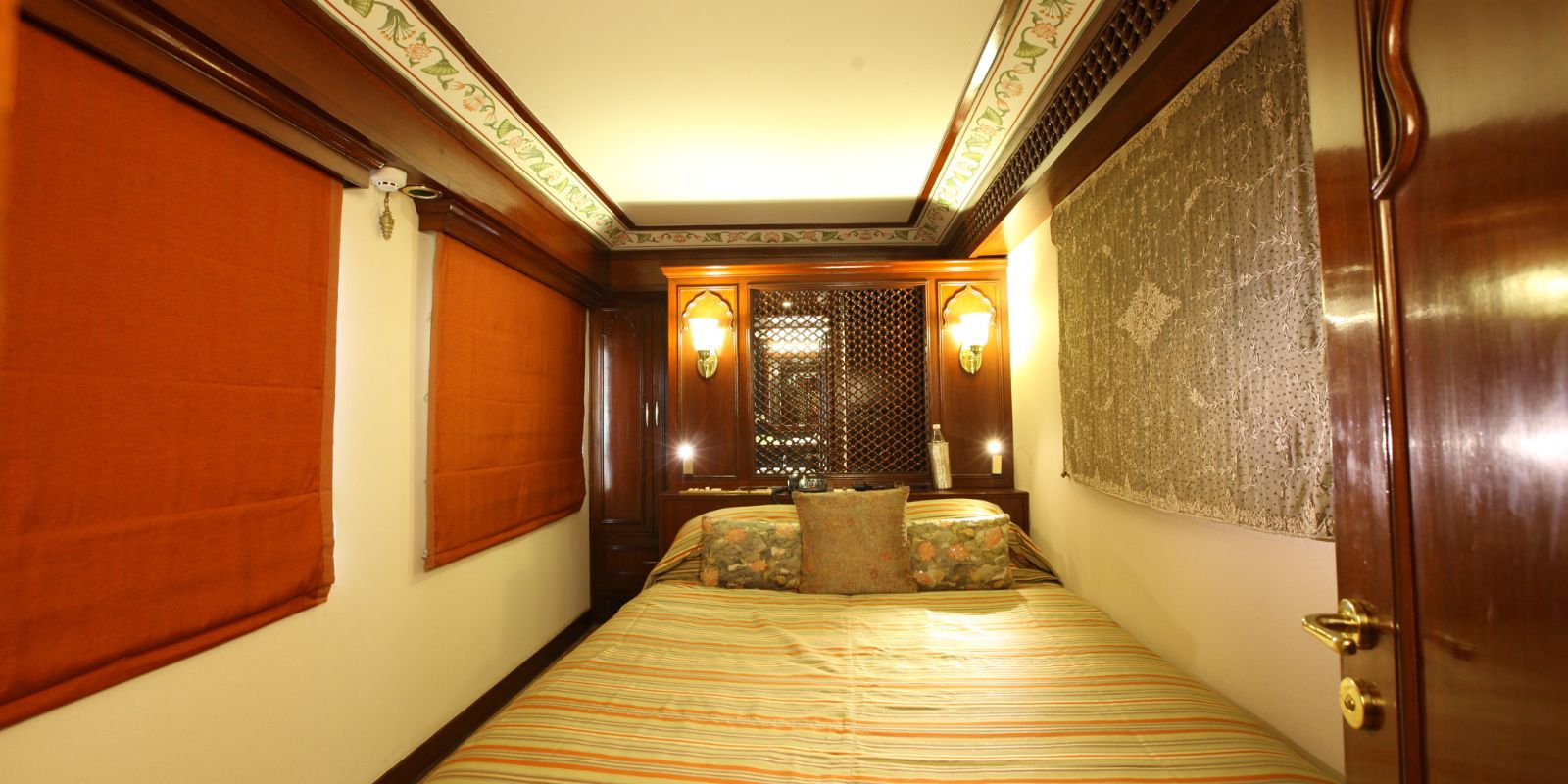 Indian-Maharaja-Express-Suites-Presidential-Suite-8.jpg