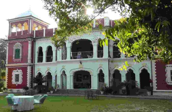 courtyard-behind-front-50kb-555x360.jpg