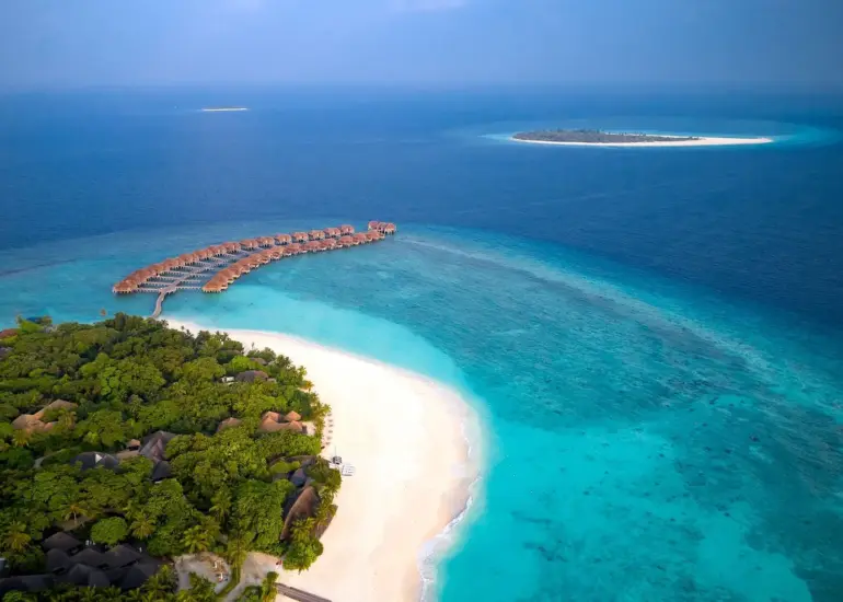 ja-manafaru-i-sandy-beach-770x550.webp