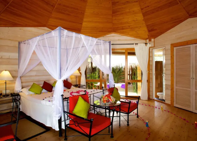 jacuzzi-beach-villa-interior-1-770x550.webp