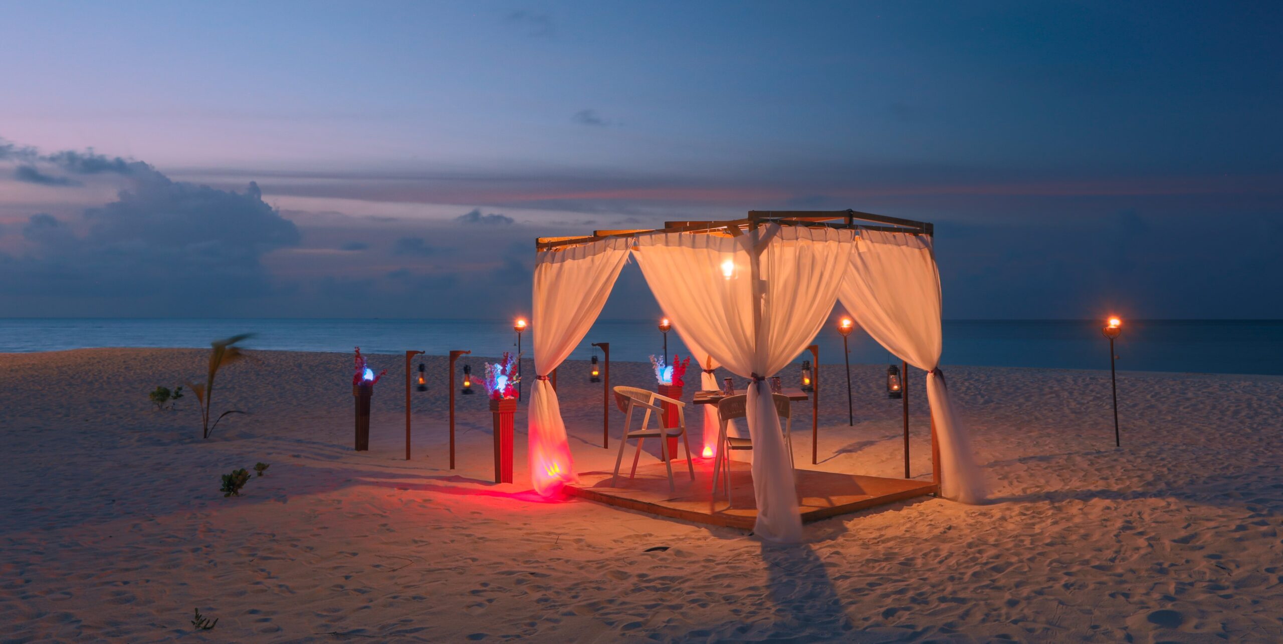 Dining-on-the-beach-scaled.jpg