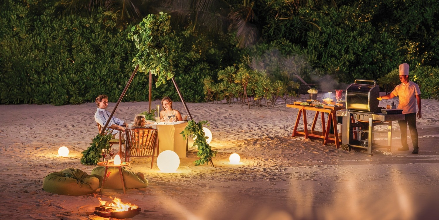 OBLUSELECTSangeli-PrivateBeachBBQSunsetDinner-LIFESTYLE-12_202401-1.jpg