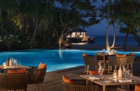 PoolsideDining-555x360.jpg